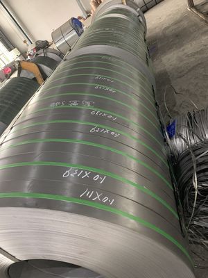 冷間圧延された鋼鉄コイルの自動に切り開くことのための中間の厚い鋼鉄ストリップの自動スリッターは装置の作動する