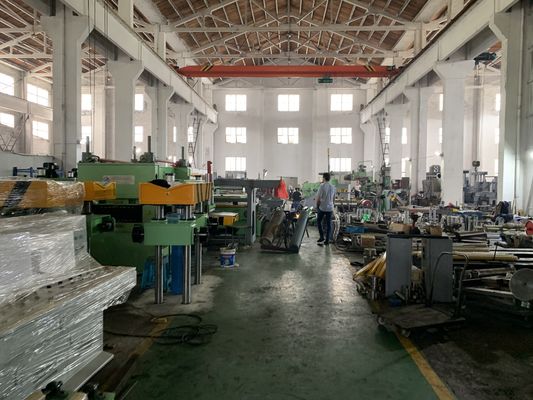 ラインを切り開く鋼鉄コイルは冷間圧延製造所、溶接された管機械を形作る製造所、ロール等のために厚さ0.6~10mmに使用した